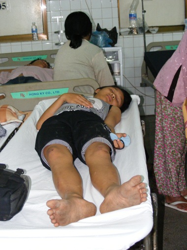 Một bé gái 14 tuổi bị bảo vệ đạp, đánh phải nhập viện?  - 1