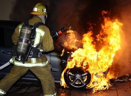 Hollywood hoảng loạn vì các vụ cháy xe bí hiểm - 2