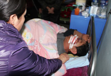 Ba công an viên bị côn đồ chặn đường đánh trọng thương    - 1