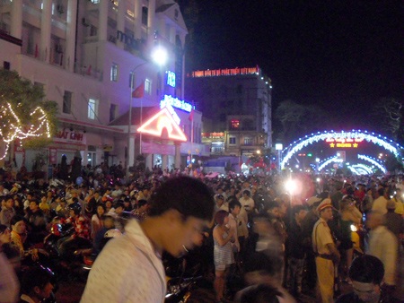 Cả nước hân hoan gõ cửa mùa xuân mới - 17