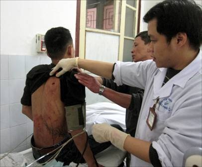 Vào bệnh viện cấp cứu vẫn đâm nhau trọng thương - 1 Vào bệnh viện cấp cứu vẫn đâm nhau trọng thương - 1