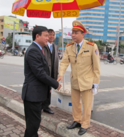 Bộ trưởng Thăng vào bến xe chúc Tết hành khách - 2