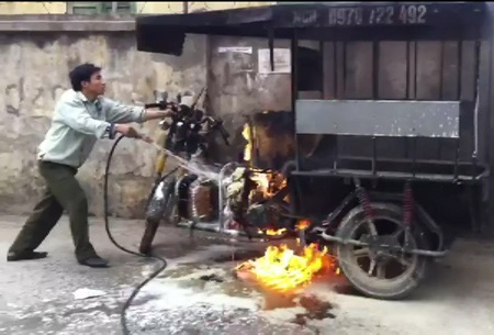 Hà Nội: Đến lượt xe 3 bánh bốc cháy đùng đùng - 3 Hà Nội: Đến lượt xe 3 bánh bốc cháy đùng đùng - 3