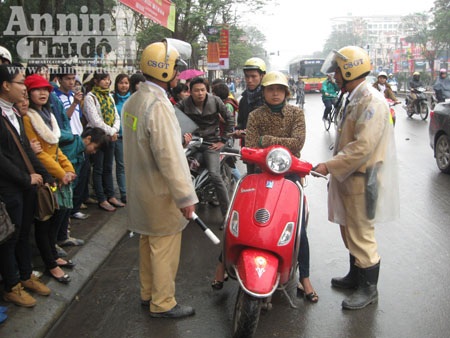 Vượt đèn đỏ, khoanh tay ngồi giữa đường, thách thức CSGT - 1