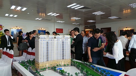 Khởi công D’. Le Pont D’or, Tân Hoàng Minh quyết theo BĐS hạng sang - 3 Nhiều khách hàng quan tâm đến căn hộ 5 sao của Tân Hoàng Minh ngay trong ngày đầu nhận đăng ký
