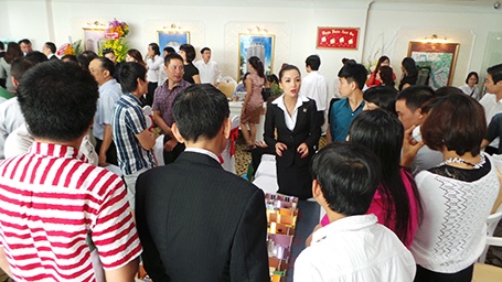 Khởi công D’. Le Pont D’or, Tân Hoàng Minh quyết theo BĐS hạng sang - 4 Nhiều khách hàng quan tâm đến căn hộ 5 sao của Tân Hoàng Minh ngay trong ngày đầu nhận đăng ký