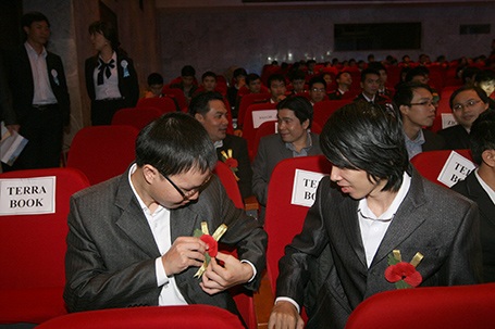 Các nhóm thí sinh đến dự lễ từ rất sớm (Ảnh: Hữu Nghị)