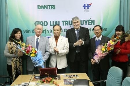 Tổng Biên tập báo điện tử Dân trí (thứ ba từ trái sang) tặng hoa khách mời của buổi giao lưu.