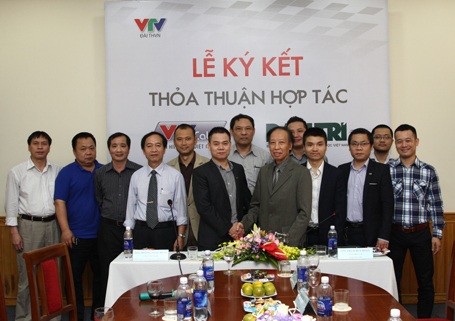 8 bạn đọc Dân trí nhận giải thưởng "Mỗi bạn đọc - Một nhà báo" - 6 Đại diện lãnh đạo VTVCab và báo Dân trí tại buổi lễ ký kết thỏa thuận hợp tác sáng 2/4/2014.