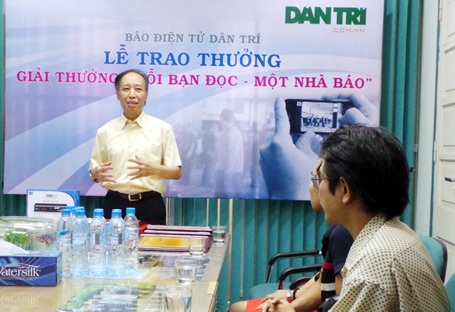 Tổng Biên tập Phạm Huy Hoàn cảm ơn sự đóng góp của bạn đọc dành cho báo Dân trí