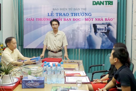 Bạn đọc Nguyễn Minh Tư phát biểu cảm xúc của người đoạt giải