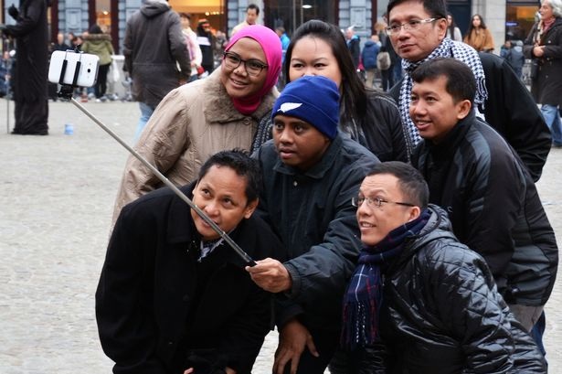 Thiết bị này có thể cho người dùng chụp những bức ảnh tự sướng ở tầm xa hơn