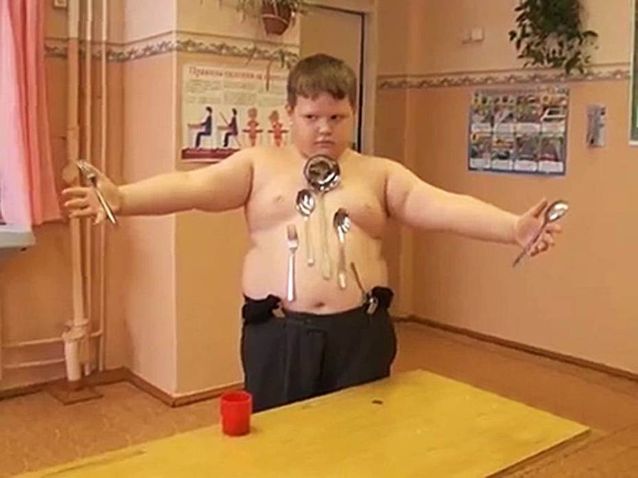 Cậu bé được ví như thanh nam châm sống