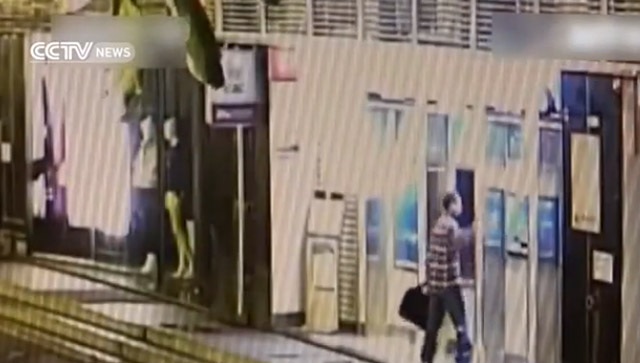 Đập phá 9 máy ATM vì không rút được tiền - 1 Người đàn ông đã đập phá 9 máy ATM sau khi không rút được tiền