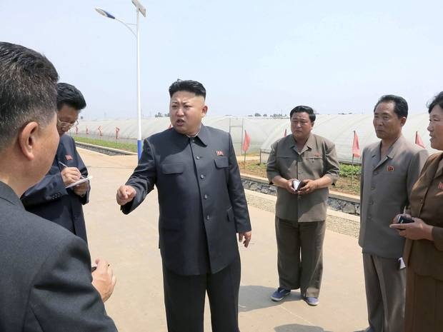 Ông Kim Jong Un cấm quan chức hút thuốc lá ngoại - 1 Ông Kim Jong Un đã nhiều lần xuất hiện trước công chúng với điếu thuốc lá