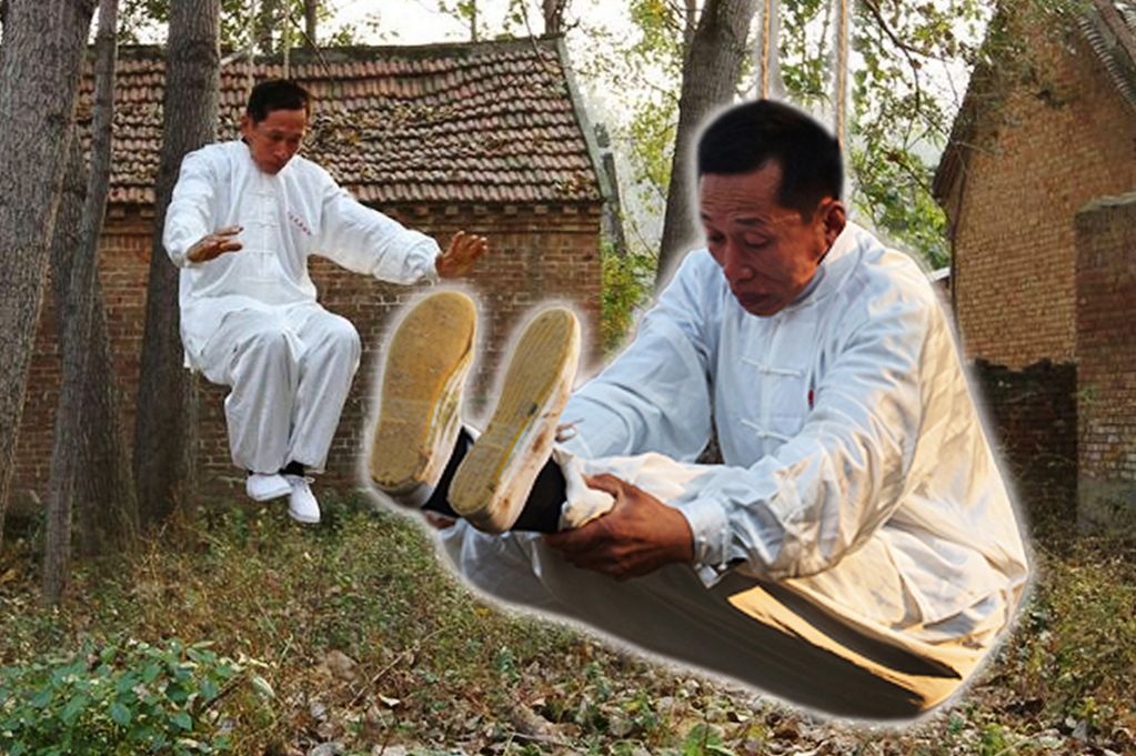 Võ sư Trung Quốc vẫn thở và tập luyện khi treo cổ - 1 Võ sư Li đang tập luyện trong tư thế bị treo cổ