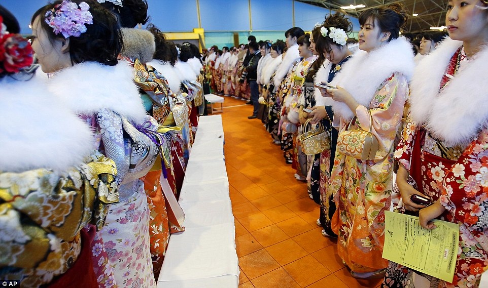 Ngắm thiếu nữ Nhật rạng rỡ trong ngày lễ trưởng thành - 2 Những cô gái Nhật trong trang phục Kimono truyền thống