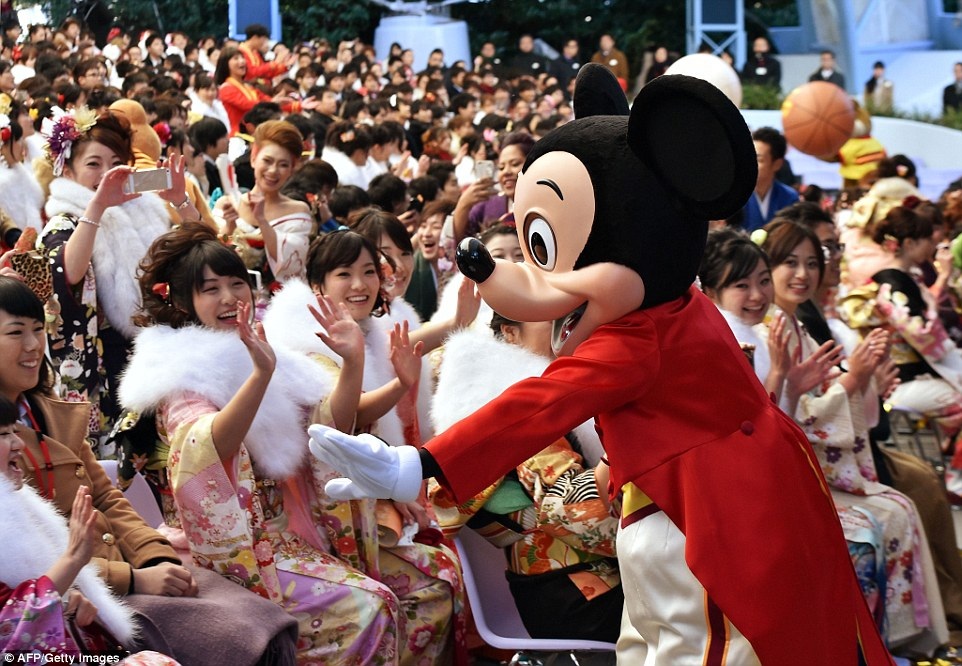 Ngắm thiếu nữ Nhật rạng rỡ trong ngày lễ trưởng thành - 5 Tại công viên giải trí Tokyo Disneyland ở Urayasu