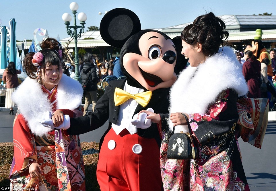 Ngắm thiếu nữ Nhật rạng rỡ trong ngày lễ trưởng thành - 6 Chụp ảnh cùng Chuột Mickey
