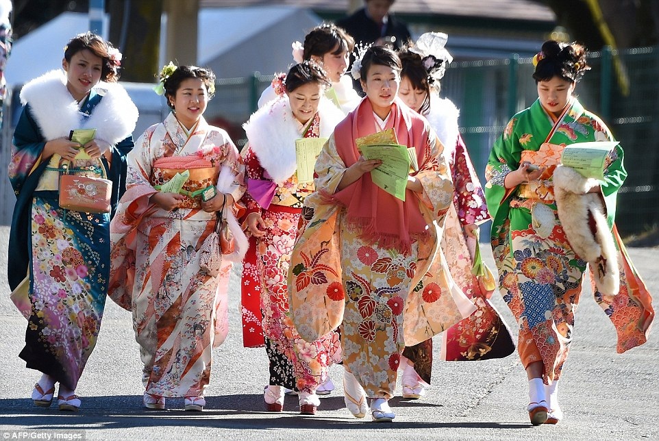 Ngắm thiếu nữ Nhật rạng rỡ trong ngày lễ trưởng thành - 7 Những bộ Kimono rực rỡ sắc màu