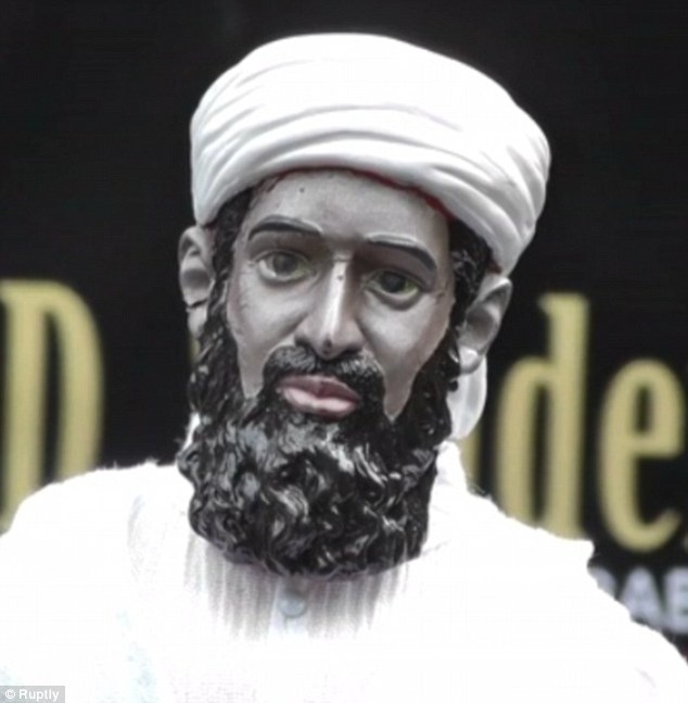 Búp bê Bin Laden do CIA sản xuất được đấu giá 12.000 USD - 1 Búp bê mang hình trùm khủng bố Bin Laden