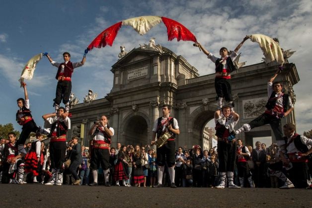 Các nhạc công đi cùng bầy cừu đang biểu diễn