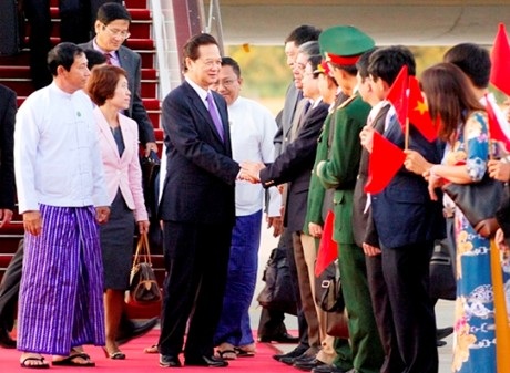 Thủ tướng Nguyễn Tấn Dũng tới Thủ đô Nay Pyi Taw - 2 Đón Thủ tướng Nguyễn Tấn Dũng và Đoàn đại biểu Việt Nam tại sân bay. Ảnh VGP/Nhật Bắc