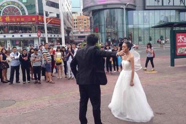 Đùa quá đà khi chụp ảnh cưới, cô dâu bị chú rể bỏ rơi - 1 Cặp đôi cãi cọ ngay trên đường phố