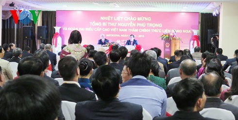 Tổng Bí thư lắng nghe ý kiến của đại diện bà con Cộng đồng Việt Nam tại LB Nga