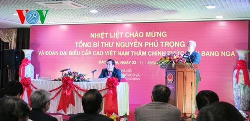 Tổng Bí thư Nguyễn Phú Trọng thân mật chuyện trò với bà con Việt Nam tại LB Nga