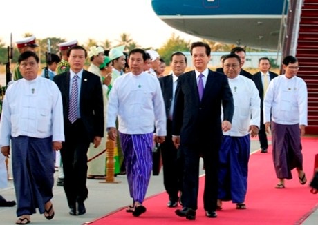 Thủ tướng Nguyễn Tấn Dũng tới Thủ đô Nay Pyi Taw - 3 Đón Thủ tướng Nguyễn Tấn Dũng và Đoàn đại biểu Việt Nam tại sân bay. Ảnh VGP/Nhật Bắc