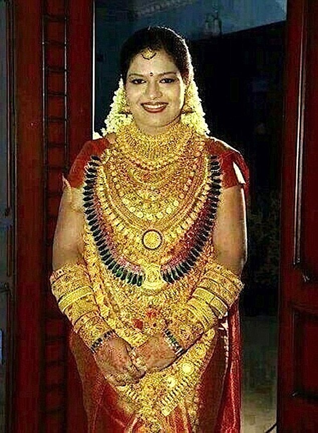 Cô dâu đeo lượng vàng khủng trị giá 13 tỷ đồng trong ngày cưới