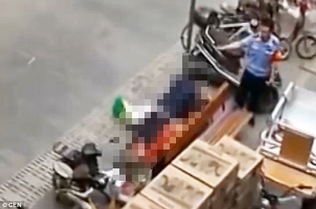 Cặp đôi vô tư làm chuyện người lớn giữa phố