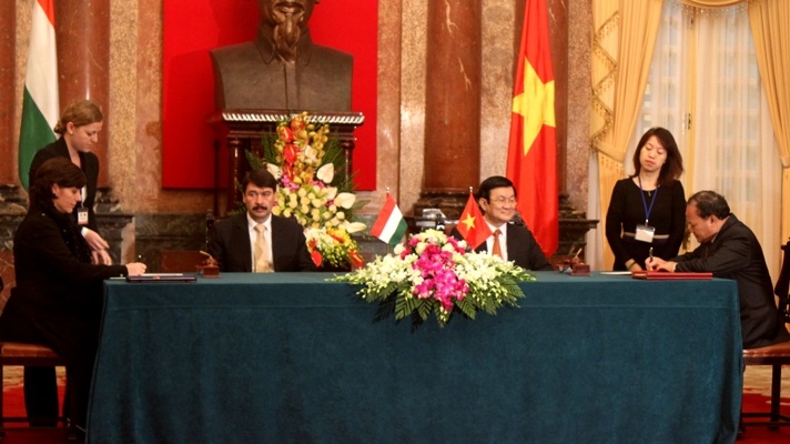 Hai nhà lãnh đạo đã chứng kiến lễ ký kết của một số văn kiện (Ảnh N.Hằng)