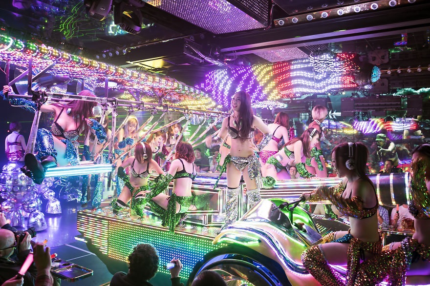 Ghé thăm nhà hàng Robot sexy giữa "phố đèn đỏ" Tokyo - 6 Diệu Anh