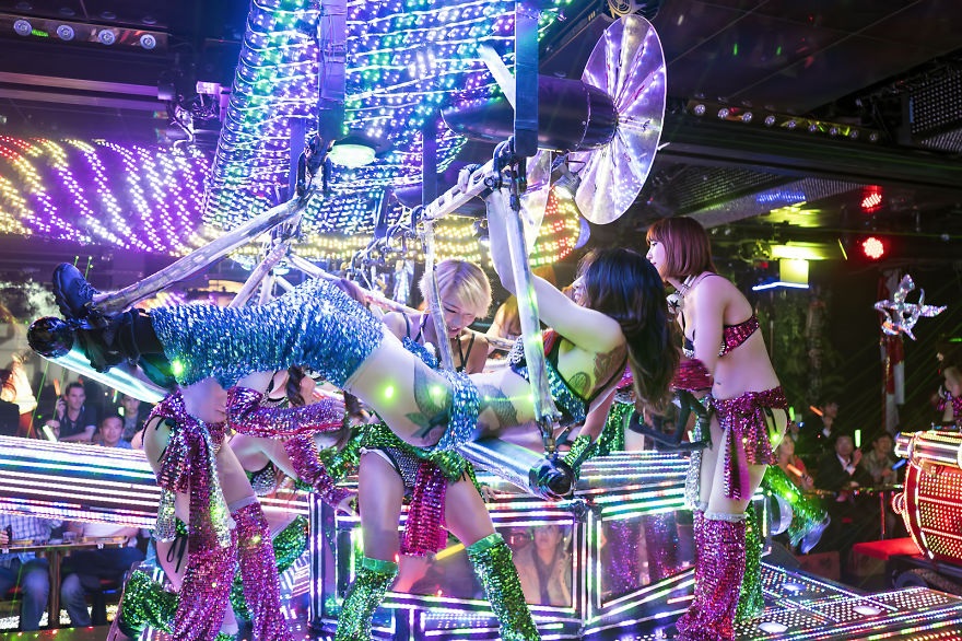 Ghé thăm nhà hàng Robot sexy giữa "phố đèn đỏ" Tokyo - 7 Diệu Anh