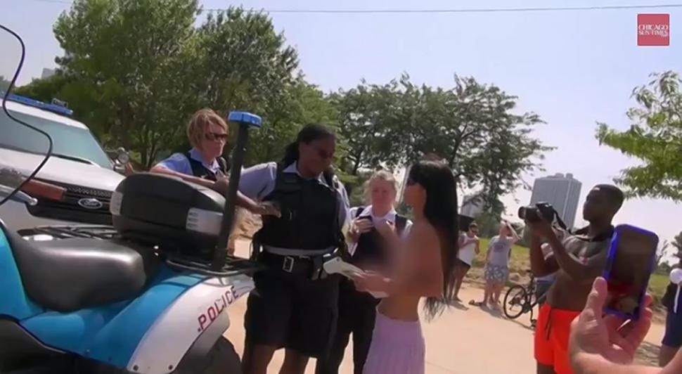 Sonoko Tagami thản nhiên để ngực trần trước mặt cảnh sát