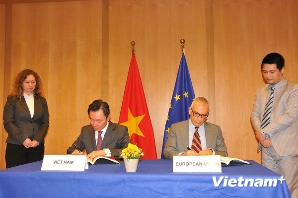 Đại sứ Phạm Sanh Châu (trái) ký hiệp định PCA. (Nguồn: Hương Giang/Brussels)