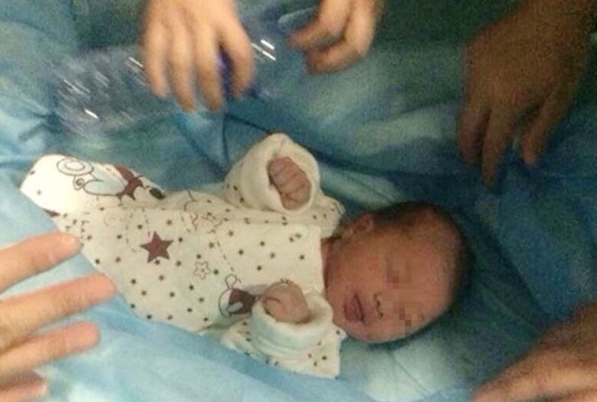 Giải cứu bé sơ sinh bị mẹ vứt xuống bồn cầu - 2 Hiện tình hình sức khỏe em bé ổn định