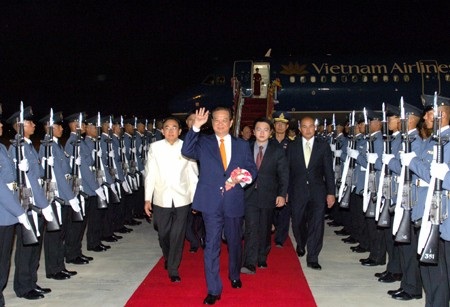 Thủ tướng Nguyễn Tấn Dũng tới Bangkok. Ảnh: VGP/Nhật Bắc