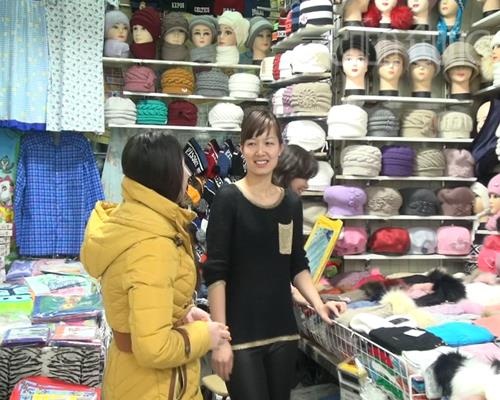 Một gian hàng của người Việt tại TTTM Sadovod.