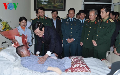 Chủ tịch nước thăm quân nhân bị nạn trong vụ máy bay rơi tại Hòa Lạc - 1 Chủ tịch nước Trương Tấn Sang ân cần động viên quân nhân Đinh Văn Dương