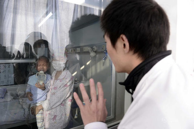 Mang thân chịu đấm mong kiếm tiền chữa bệnh cho con - 3 Con trai Xia bị ung thư máu