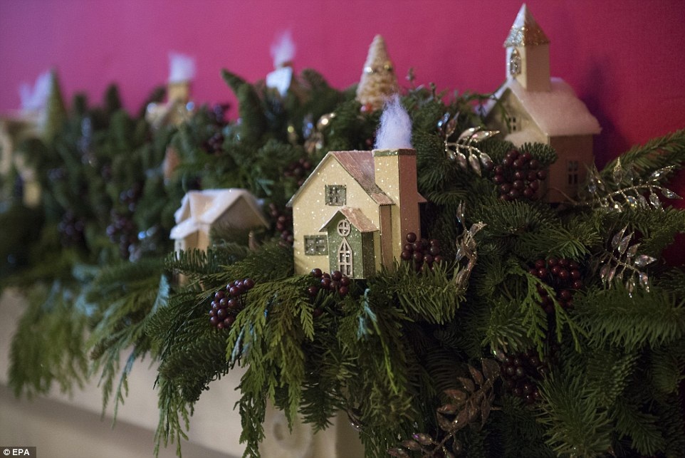 Chủ đề trang trí Giáng Sinh tại Nhà Trắng năm nay là Thế giới thần tiên cho trẻ em”.