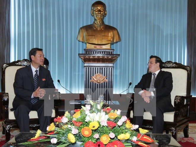 Trưởng ban Đối ngoại Trung ương Hoàng Bình Quân tiếp ông Ho So Won. (Ảnh: Phương Hoa/TTXVN)