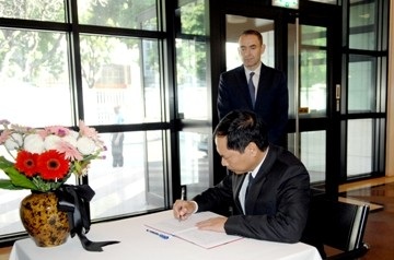 Thứ trưởng Bùi Thanh Sơn ghi sổ tang tại Đại sứ quán Pháp ở Hà Nội. Ảnh: Thế giới&Việt Nam