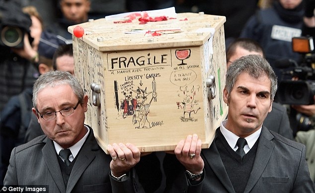 Tranh biếm họa phủ kín quan tài nạn nhân vụ khủng bố Charlie Hebdo - 2 Tranh biếm họa phủ kín quan tài nạn nhân vụ khủng bố Charlie Hebdo