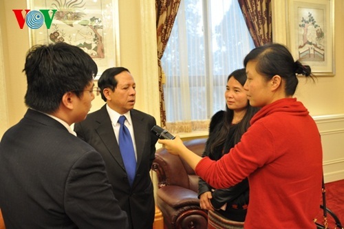 Đại sứ Nguyễn Văn Thơ trả lời phỏng vấn của phóng viên