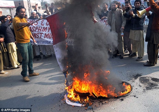 Pakistan: Biểu tình lớn đòi “treo cổ” các họa sĩ Charlie Hebdo - 3 Những người biểu tình còn đốt lá cờ nước Pháp tại thành phố Multan (Ảnh: