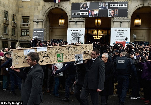 Tranh biếm họa phủ kín quan tài nạn nhân vụ khủng bố Charlie Hebdo - 1 Tranh biếm họa phủ kín quan tài nạn nhân vụ khủng bố Charlie Hebdo